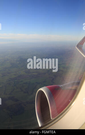 Blick vom Flugzeugfenster, nach Take off Flughafen Luton in Bedfordshire, England, UK Stockfoto