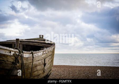 Alte hölzerne Fischerboot am Strand, Brighton, UK Stockfoto