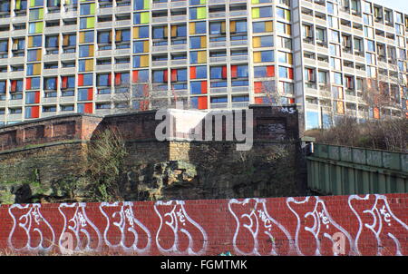 Graffiti in der Nähe von regenerierten Wohnungen auf der Park Hill-Wohnsiedlung in der Stadt von Sheffield, South Yorkshire, England UK Stockfoto