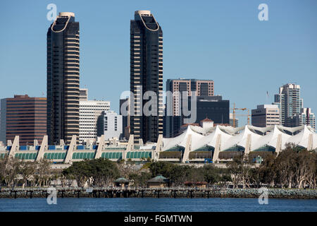 San Diego Convention Center und Skyline von Coronado Island aus gesehen Stockfoto