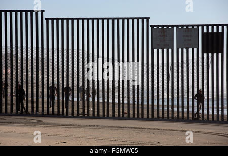 Blick von der amerikanischen Seite der US-Tijuana, Mexiko Grenze Zaun in der Nähe von San Ysidro, Kalifornien Stockfoto