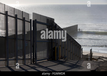 Blick von der amerikanischen Seite der US-Tijuana, Mexiko Grenze Zaun in der Nähe von San Ysidro, Kalifornien Stockfoto