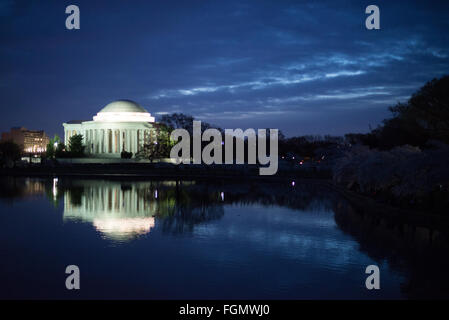 WASHINGTON DC, USA – das Jefferson Memorial wird vor Sonnenaufgang beleuchtet und spiegelt sich in den stillen Gewässern des Tidal Basin in Washington DC wieder. Stockfoto