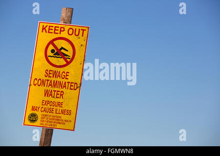 Wasser Verschmutzung Warnung auf der US Seite der Grenze mit Tijuana, Mexiko, Tijuana River Estuarine Research Nationalreservat Stockfoto