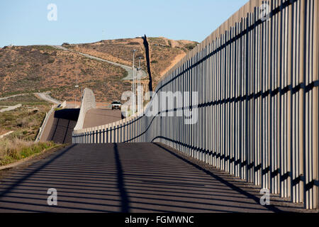 Blick von der amerikanischen Seite der US-Tijuana, Mexiko Grenze Zaun in der Nähe von San Ysidro, Kalifornien Stockfoto