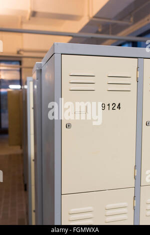 Schule Locker gemacht mit Metall in einer Linie Stockfoto