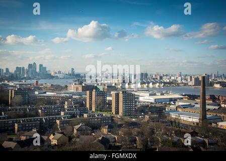 Ein Blick auf Canary Wharf und Greater London von Woolwich aufwärts Fluss und einen sonnigen Tag im Februar. Stockfoto