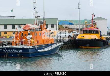 Island Hofn Dorf Angeln Bootfahren bunte Schiff Abstrracts im Yachthafen port Stockfoto