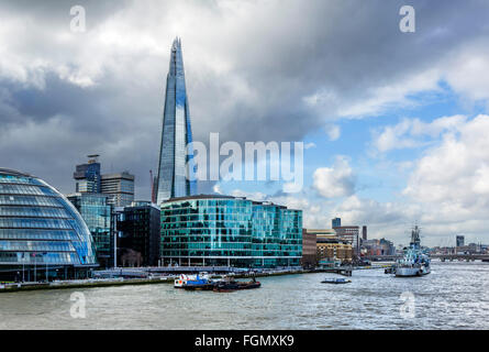 Blick von der Tower Bridge in Richtung der Shard und HMS Belfast, Southwark, London, England, Vereinigtes Königreich Stockfoto