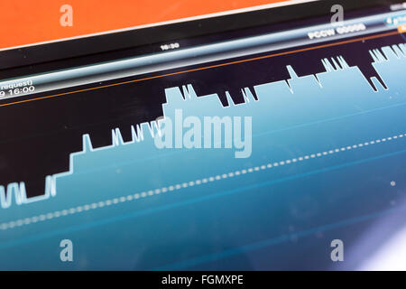 Tablet mit Lager Diagramm auf einem Holztisch Stockfoto