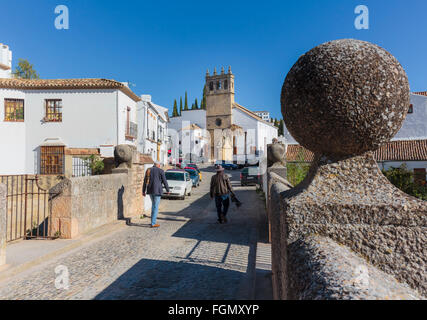 Ronda, Provinz Malaga, Andalusien, Südspanien. Crososing die Puente Viejo, oder alte Brücke. Stockfoto