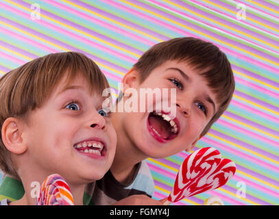 Happy Boys mit Lutscher Stockfoto