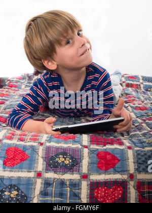Jungen spielen von Videospielen Stockfoto