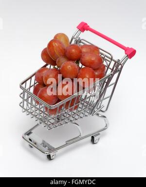 Rote kernlose Trauben in der Miniatur Trolley Einkaufswagen Stockfoto