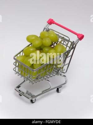 Grüne kernlose Trauben in der Miniatur Trolley Einkaufswagen Stockfoto