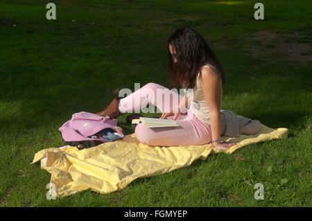 Mädchen lesen im Park, Sevilla, Region von Andalusien, Spanien, Europa Stockfoto