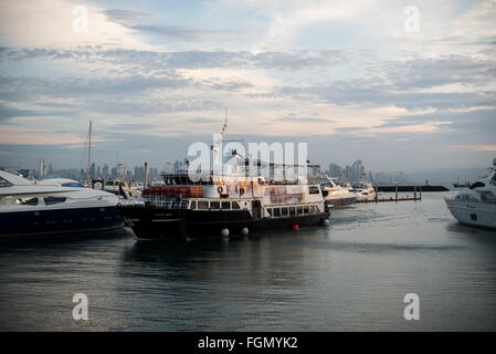 Panamakanal, Panama - Panama Queen, einem touristischen Passagierschiff, das Reisen auf den Panama-Kanal macht in dock am Flamenco Marina in Panama-Stadt. Stockfoto