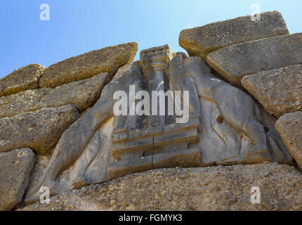 Mykene, Argolis, Peloponnes, Griechenland.   Das Löwentor, stammt aus dem 13. Jahrhundert v. Chr., in der zyklopischen Mauern gesetzt. Stockfoto