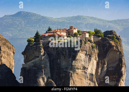 Meteora, Thessalien, Griechenland.  Die östlichen orthodoxen Heiligen Dreifaltigkeit-Kloster. Stockfoto