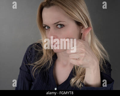 Selbstbewusste Frau zeigt Stoppschild Geste mit der hand Stockfoto