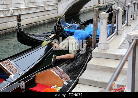 Gondoliere bereitet seine Gondel am frühen Morgen bereit für die Tage arbeiten, September 2015 Stockfoto