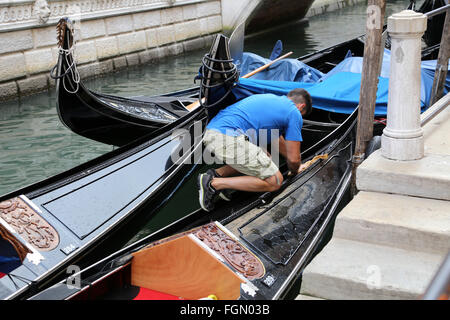 Gondoliere bereitet seine Gondel am frühen Morgen bereit für die Tage arbeiten, September 2015 Stockfoto