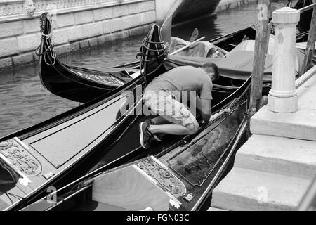 Gondoliere bereitet seine Gondel am frühen Morgen bereit für die Tage arbeiten, September 2015 Stockfoto