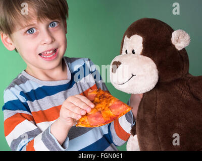 Fütterung mit Pizza Boy Stockfoto