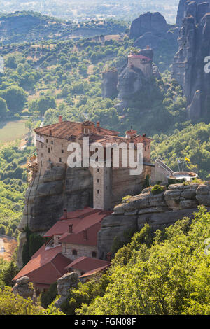 Meteora, Thessalien, Griechenland.  Das heilige Kloster Rousanou, wurde im 16. Jahrhundert gegründet. Stockfoto