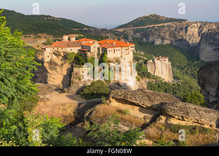 Meteora, Thessalien, Griechenland.  Heiliges Kloster Varlaam oder Kloster von alle Heiligen Varlaam, aus dem 16. Jahrhundert.  Meteora Stockfoto