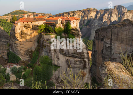 Meteora, Thessalien, Griechenland.  Heiliges Kloster Varlaam oder Kloster von alle Heiligen Varlaam, aus dem 16. Jahrhundert.  Meteora Stockfoto