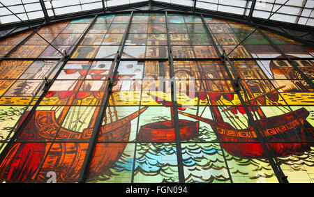 Málaga, Costa Del Sol, Provinz Malaga, Andalusien, Südspanien.  Wandbild Glasfenster in der Atarazanas Markt. Stockfoto