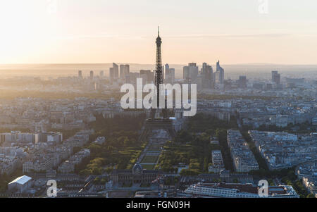 Außergewöhnlichen Sonnenuntergang Blick auf Eiffelturm und La Defense von Montparnasse-Turm Stockfoto