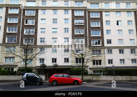 Kleine Volkswirtschaft Kleinwagen Stadtauto parkte neben BMW außerhalb Wohnungen in Exhibition Road, Kensington, London, England Stockfoto