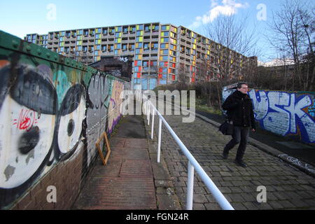 Regenerierte Wohnungen auf der Park Hill Wohnsiedlung mit Blick auf Straßenkunst auf einem Kopfsteinpflaster, Sheffield England UK - Modell veröffentlicht Stockfoto