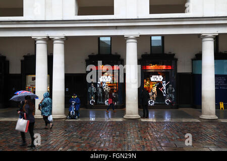 Menschen zu Fuß vorbei an einem Disney Star Wars Shop an einem regnerischen Nachmittag, in der Nähe von Covent Garden, London, England Stockfoto