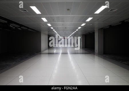 Suvarnabhumi Airport Terminal Corridor Bangkok Thailand // BANGKOK, Thailand — Ein stark leerer Korridor in einem neu errichteten Abschnitt im Suvarnabhumi Airport Terminal, Bangkok, Thailand. Stockfoto