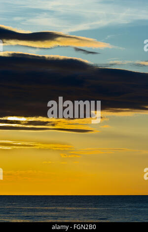 Seelandschaft mit dramatischen Stratus Wolkenformationen bei Sonnenuntergang über der Ostsee. Danziger Bucht, Pommern, Nordpolen. Stockfoto