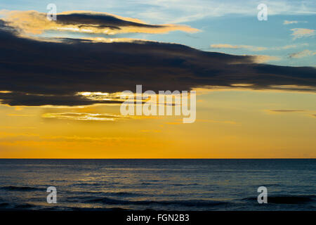 Seelandschaft mit dramatischen Stratus Wolkenformationen bei Sonnenuntergang über der Ostsee. Danziger Bucht, Pommern, Nordpolen. Stockfoto