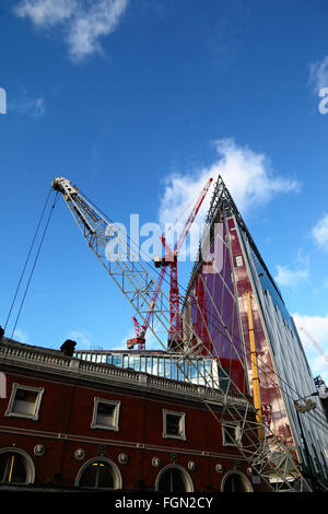 Krane auf Victoria Kreis Baustelle, Victoria, London, England UK Stockfoto