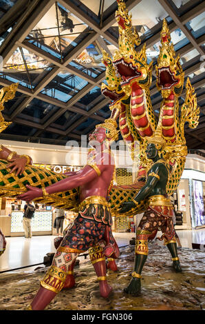 BANGKOK, Thailand – eine prunkvolle Ausstellung im Suvarnabhumi Airport Terminal, Bangkok, Thailand. Stockfoto