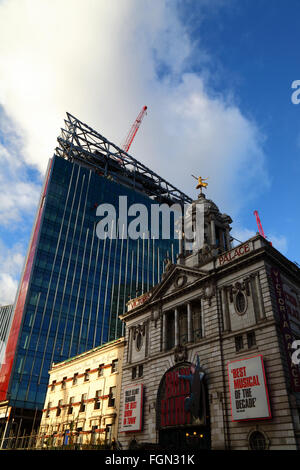 Victoria Palace Theatre und Kräne auf Victoria Kreis Baustelle, Victoria, London, England UK Stockfoto