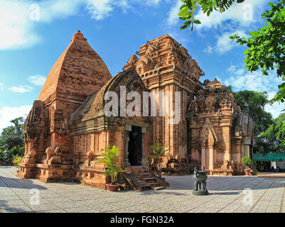 Po Ngar Cham Türme in Nha Trang, Vietnam. Türme wurden von den Cham Zivilisation errichtet. Stockfoto