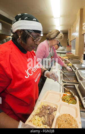Flint, Michigan - Freiwillige helfen eine Mahlzeit an der Suppenküche von Norden Ende, dienen die von Catholic Charities betrieben wird. Stockfoto