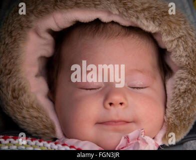 Porträt von schlafendes Babymädchen im Winter hautnah Stockfoto