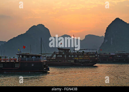 Sonnenaufgang in der Halong-Bucht an der Westküste von Nord-Vietnam Stockfoto