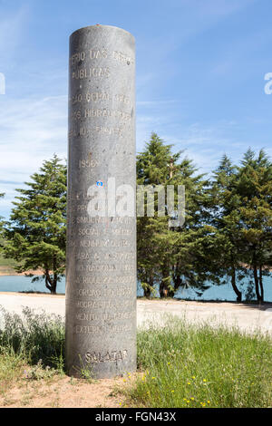 Denkmal am Barragem de tun Arade, Arade dam, Algarve, Portugal Stockfoto