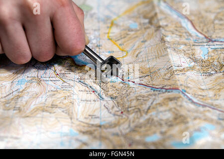 Karte Messwerkzeug, Curivmeter oder Opisometer genannt. Rad auf eine Gewindespindel. Zum Messen von Entfernungen auf Karten verwendet. Stockfoto