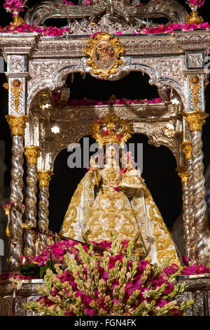 Beliebte traditionelle Prozession Virgen De La Peña, faire Mijas. Provinz Malaga Costa del Sol, Andalusien, Südspanien Stockfoto