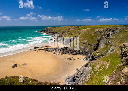 Mit Blick auf Pentire Schritte Strand an der Nordküste von Cornwall England UK Europa Stockfoto